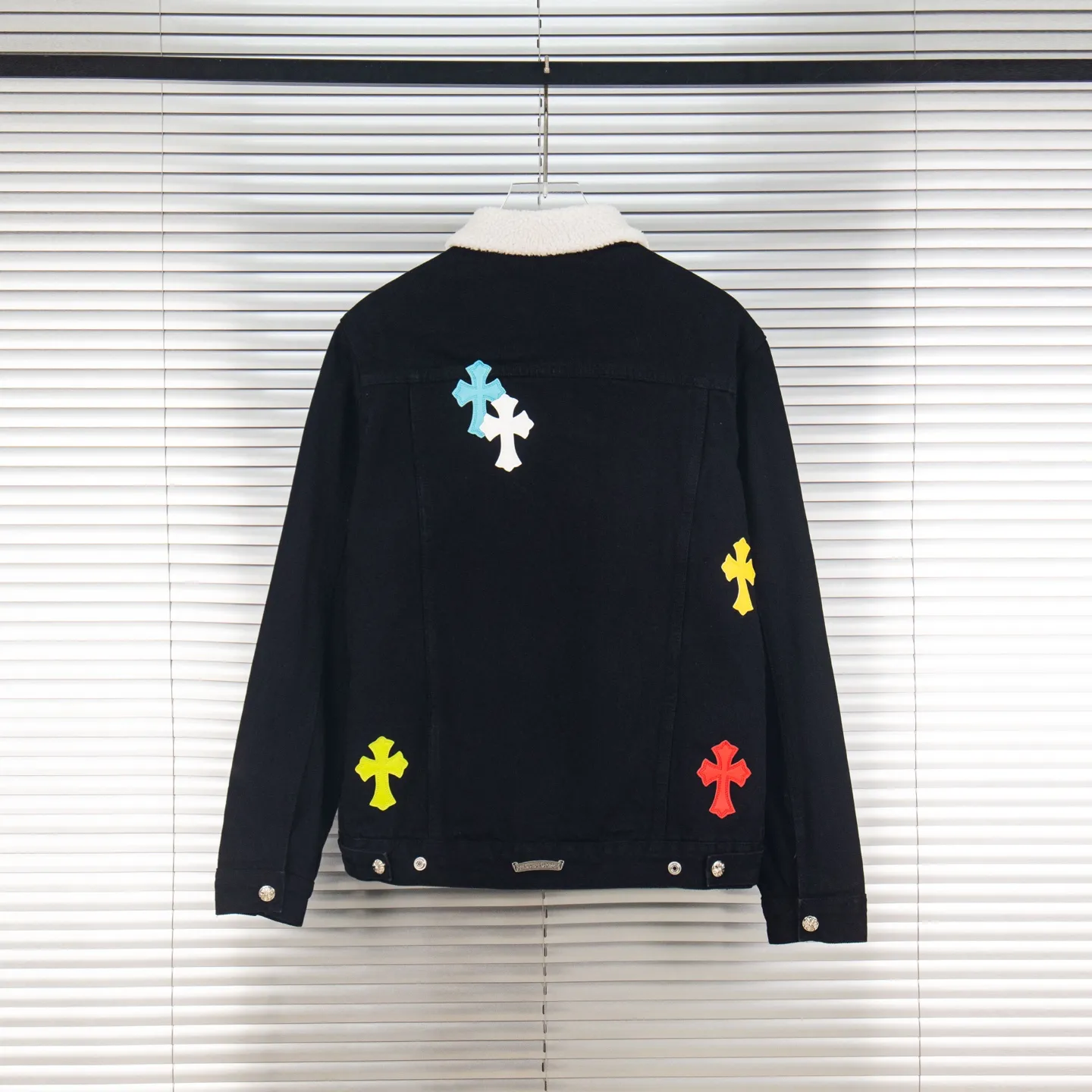 P360 high version (lamb wool) Chrome Hearts Chrome Hearts colorful patchwork lamb fur collar jacket, the same style as the Internet celebrity star's cross-printed denim jacket, the unique cross design element is full of design. It is made of 100% denim cotton fabric with heavy coarse yarn count, which ensures a stiff and tough silhouette while being soft, comfortable and breathable. The lapel is designed with silver buttons and is full of texture. The classic white cross logo is all over the dress, making it a perfect versatile style for spring and summer! The original loose version is made of high-quality pure cotton fabrics. The fabric pattern is high-definition and delicate without burrs. It is comfortable and breathable to wear. All the buttons are molded and customized. It is casual and fashionable and can be matched with any bottoms. It can be windproof and sunproof in spring and summer. It can be worn outside in autumn and winter! Easily concave shape makes you look slimmer and taller, perfect for both men and women! Style number: 1838# Color: Black Size: S M L XL